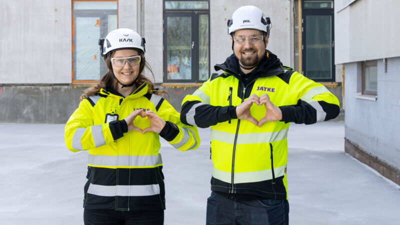 Jatkelaiset työmaalla sydänkäsien kanssa